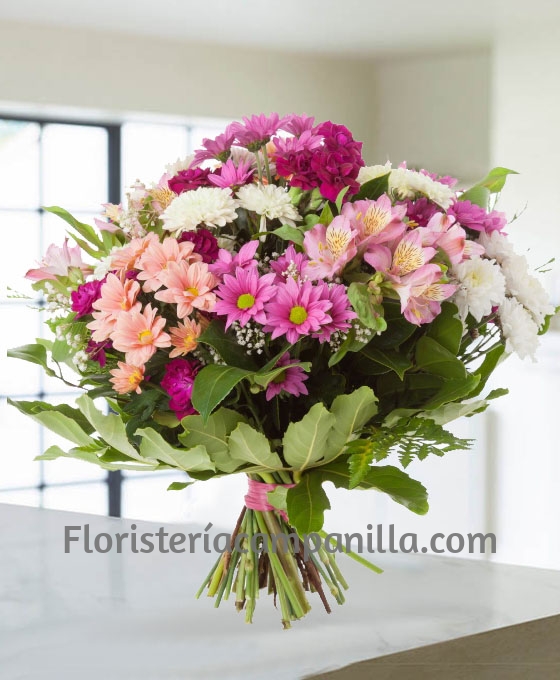 Ramo de flores en tonos rosas